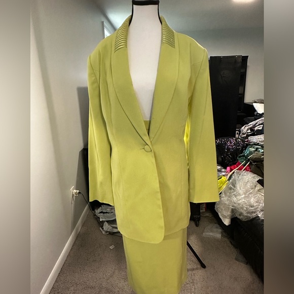 Green skirt suit - Picture 2 of 7